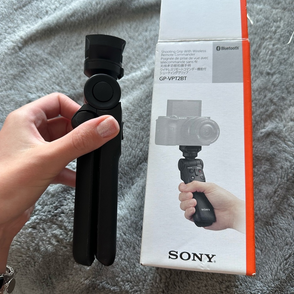 Sony Black Wireless Camera Grip - Picture 2 of 6